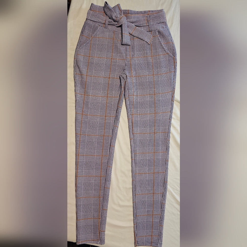 Indero Size: S/M Women's Casual Pants.